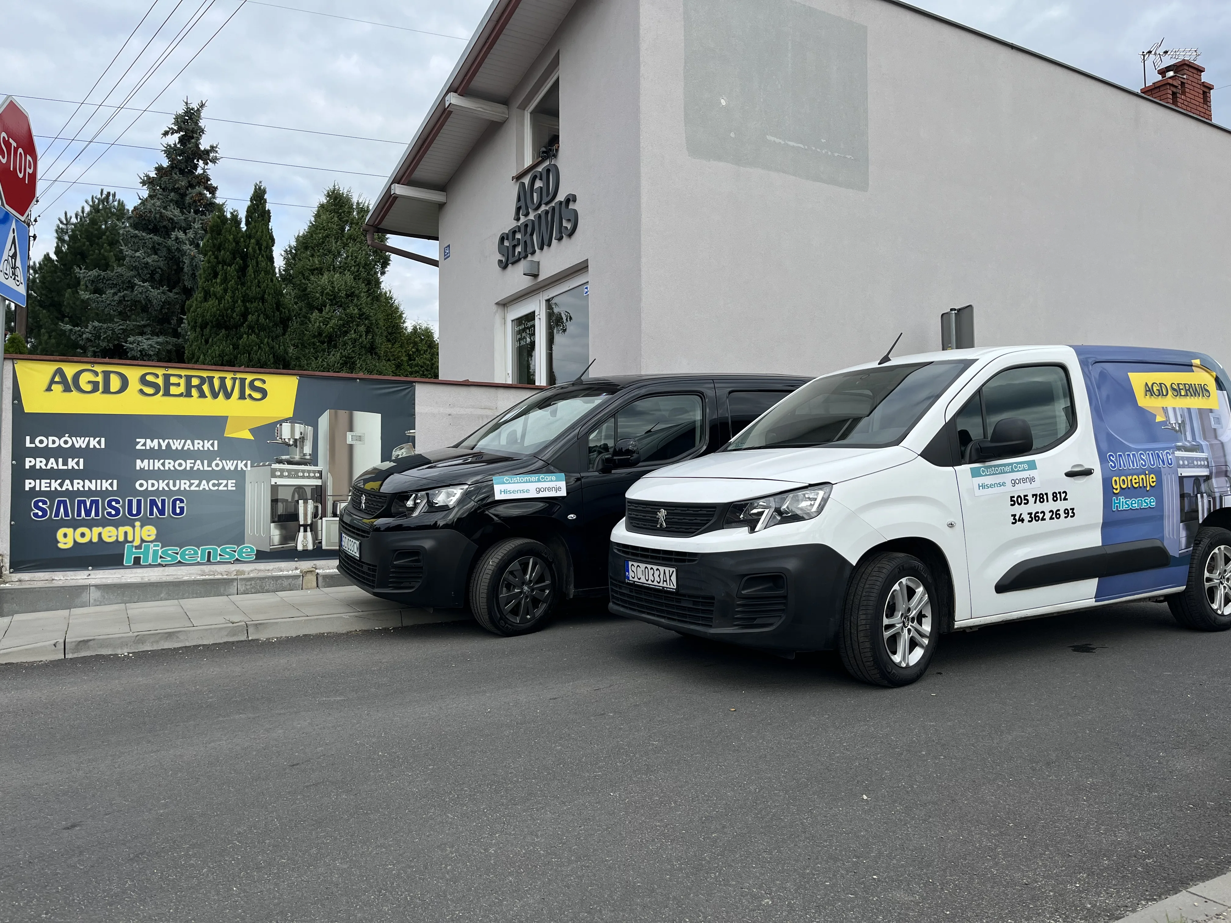 Godziny otwarcia na drzwiach serwisu