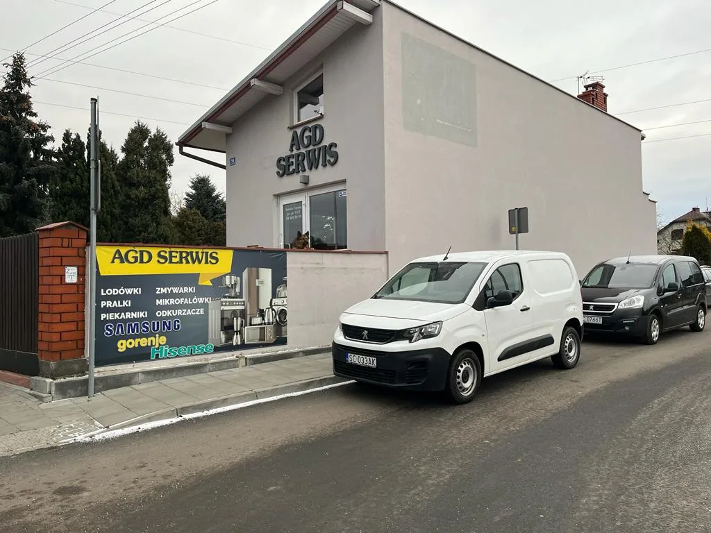 Inżynier naprawiający lodówkę